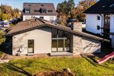 DJI_20251105131258_0047_D_8_D_9_D - Modernes Wohnen im stilvollen Bungalow auf 316m² Wohn – Nutzfläche mit Gartenidylle in Lerchenau