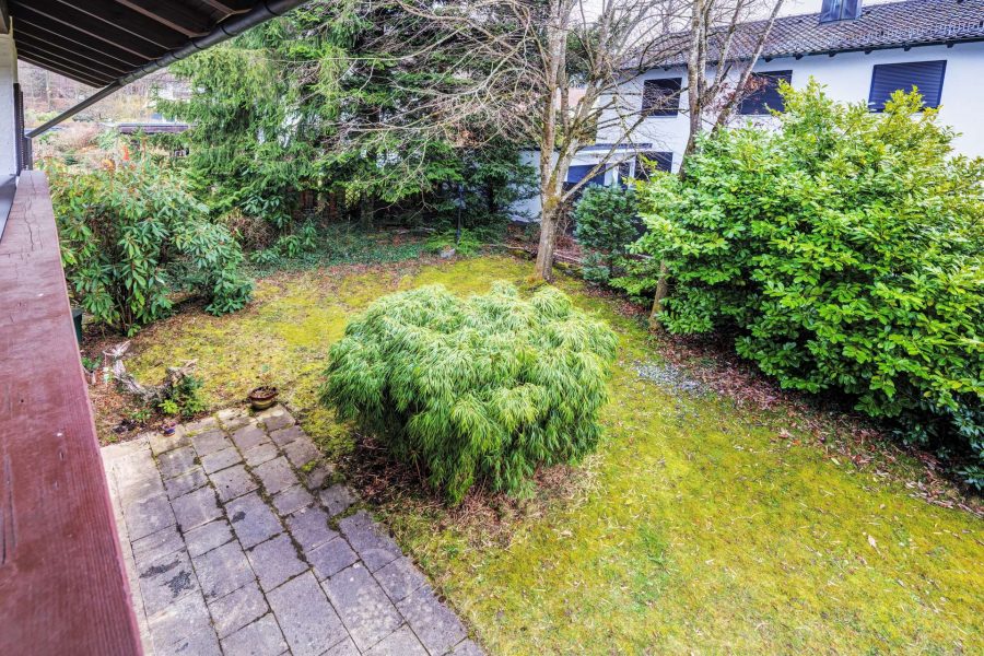 Blick auf den Garten vom Balkon