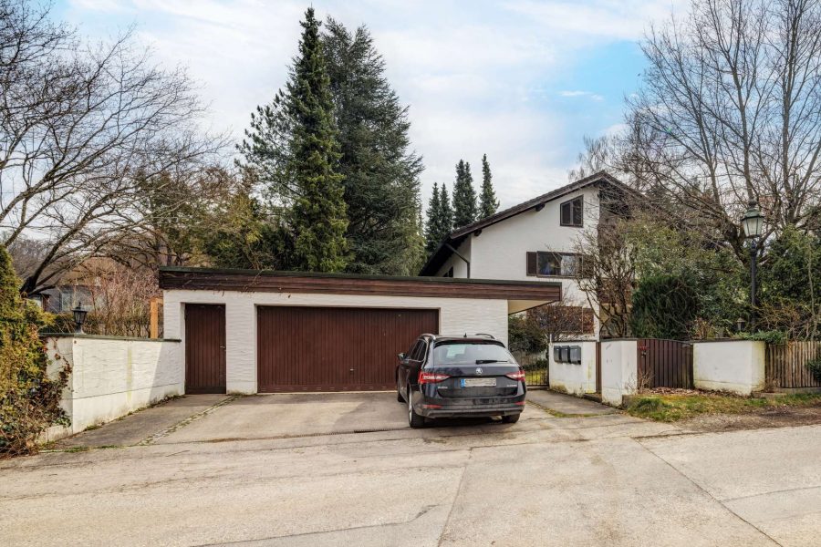 Hausansicht mit Garagensituation