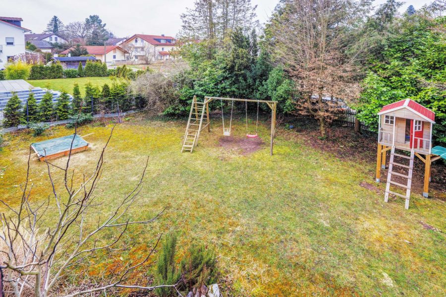 Blick auf den Garten vom Balkon
