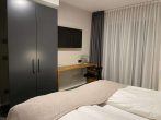 Schlafzimmer 2 mit kleinem Arbeitsplatz - Kaufen Sie Ihr eigenes Hotelzimmer in Schwabing