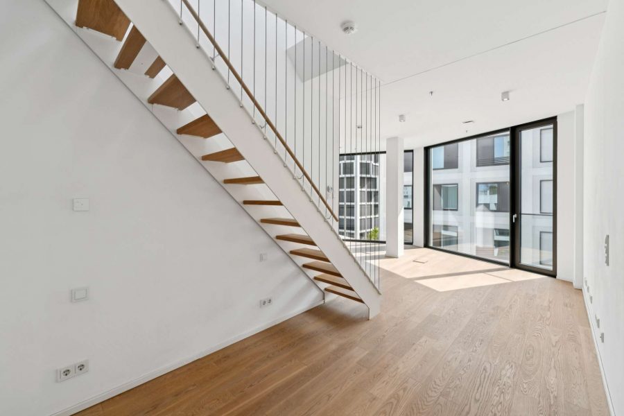 Blick auf imposante, helle Fensterfronten
