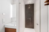 Zeitloses Designerbad mit Regendusche - Stilvolle Designwohnung im Friends Tower mit eigener Terrasse