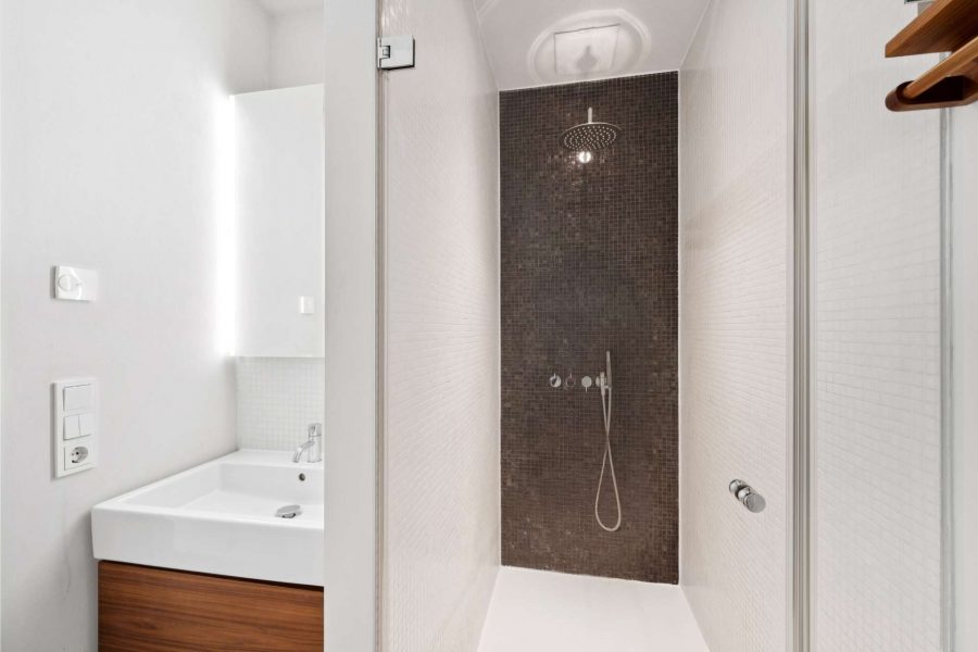 Zeitloses Designerbad mit Regendusche