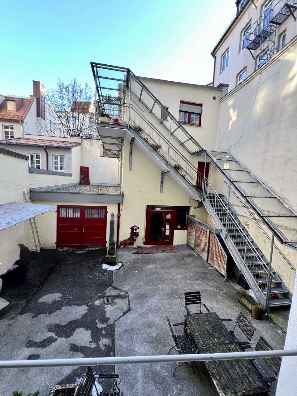 Hofansicht mit Garage
