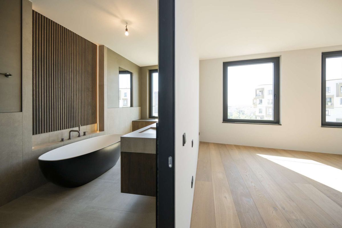 Masterbad mit Wanne und Dusche