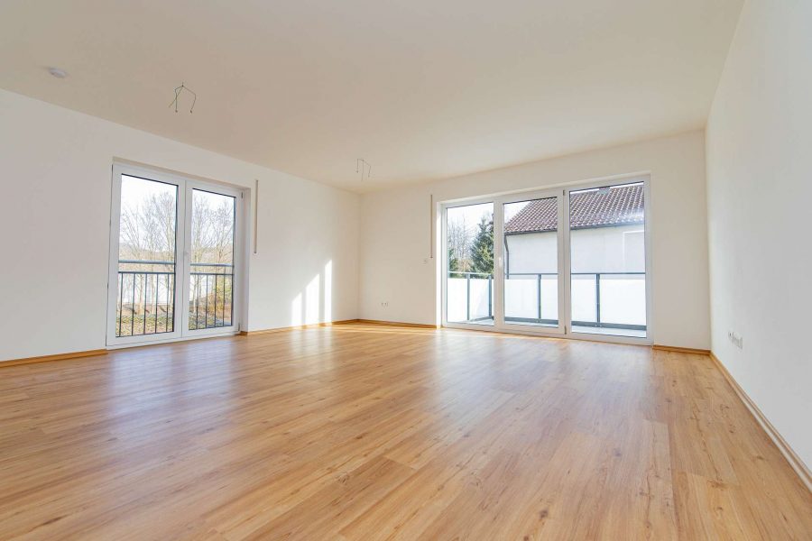 Lichtdurchflutete Wohneinheit mit großen Balkon, 94469 Deggendorf, Wohnung